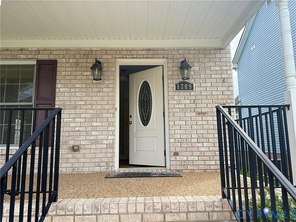 4 bed, 2.0 bath, 1638 sqft, $3,000 — Photo 2