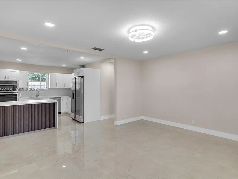 378 SW 6th St #1 — Photo 8