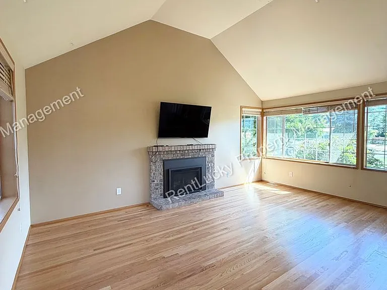 3734 Braeburn Dr NE — Photo 6