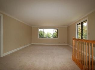 128 Cotuit Ct, Schaumburg, IL 60193