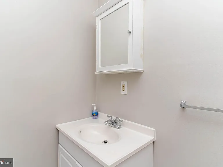 551 E 38th St #1 — Photo 8