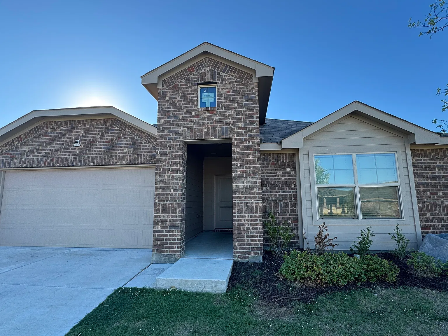 4 bed, 2085 sqft, $2,500 — Photo 2