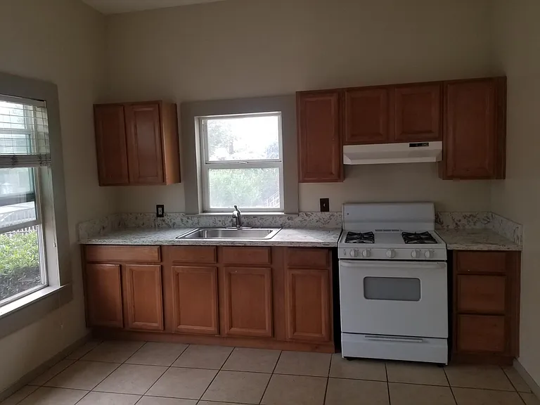 kitchen- beautiful new granite counter :)