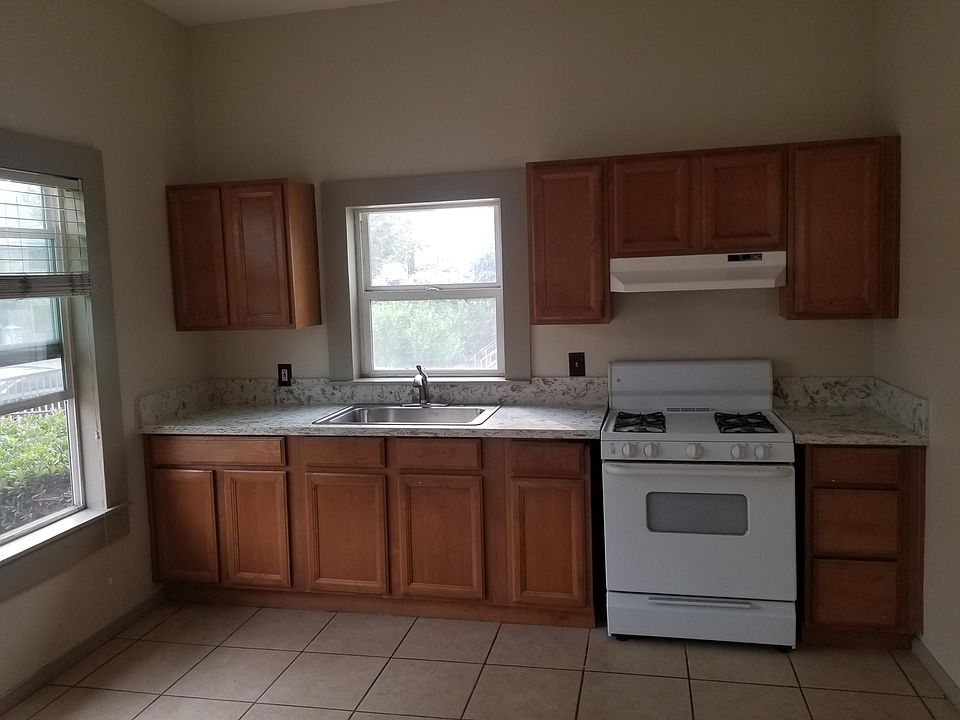 kitchen- beautiful new granite counter :)