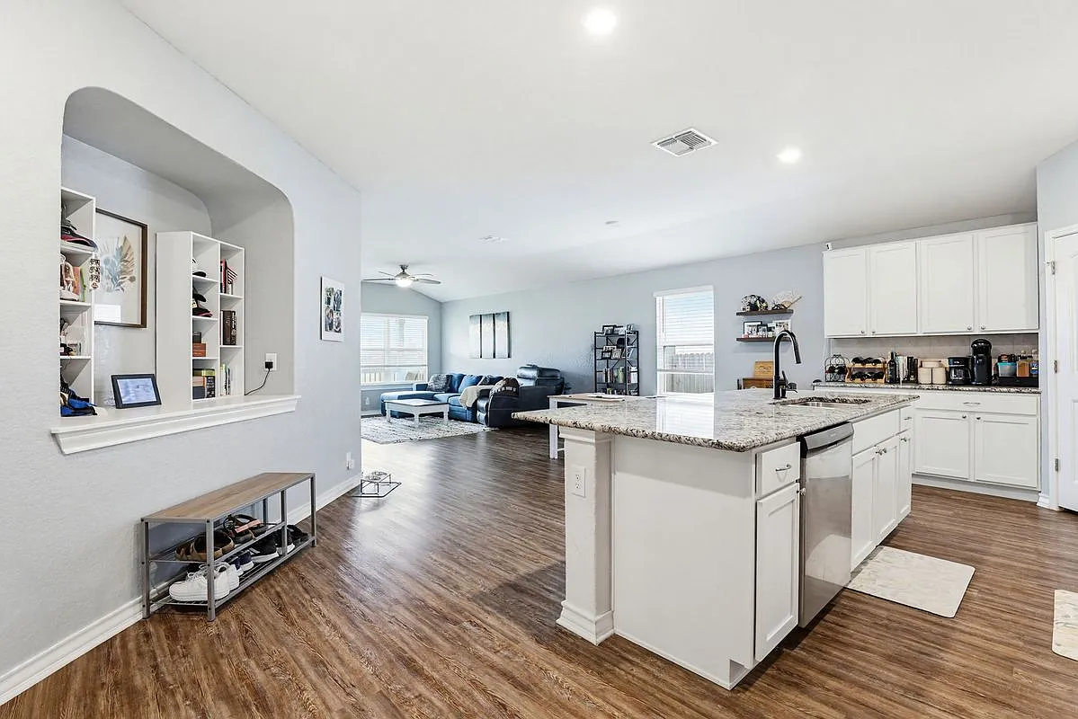 4 bed, 2.0 bath, 1700 sqft, $2,400 — Photo 4