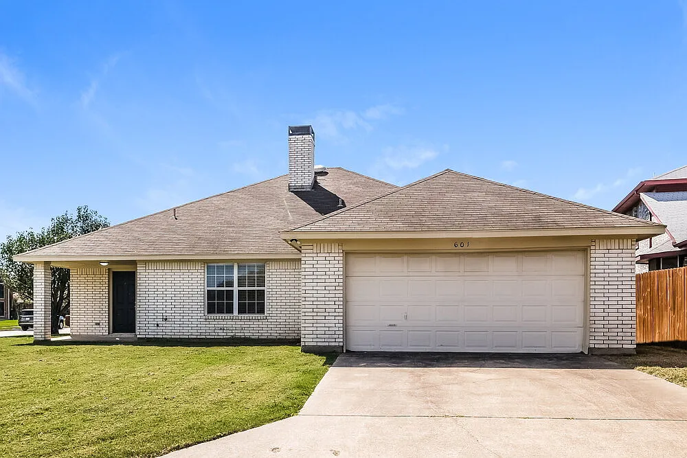 3 bed, 2.0 bath, 1966 sqft, $2,075 — Photo 1