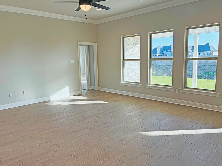 729 Crewe Ln — Photo 5