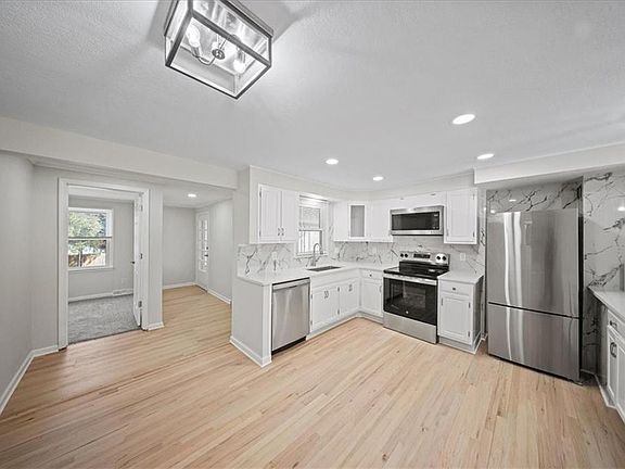 4th image of 7021 Evanston Ave