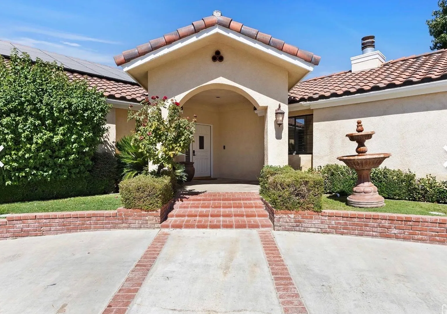 Gorgeous Rio Bravo Country Club Home With Custom Wine Cellar — Photo 2