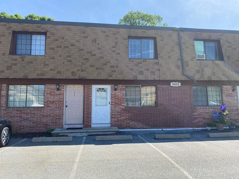 1st image of 1605 Douglas Ave #Townhouse 4