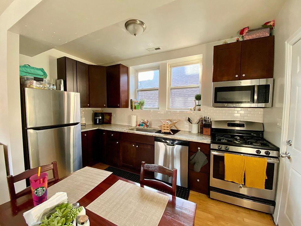 1st image of 2415 W Montrose Ave APT 3R