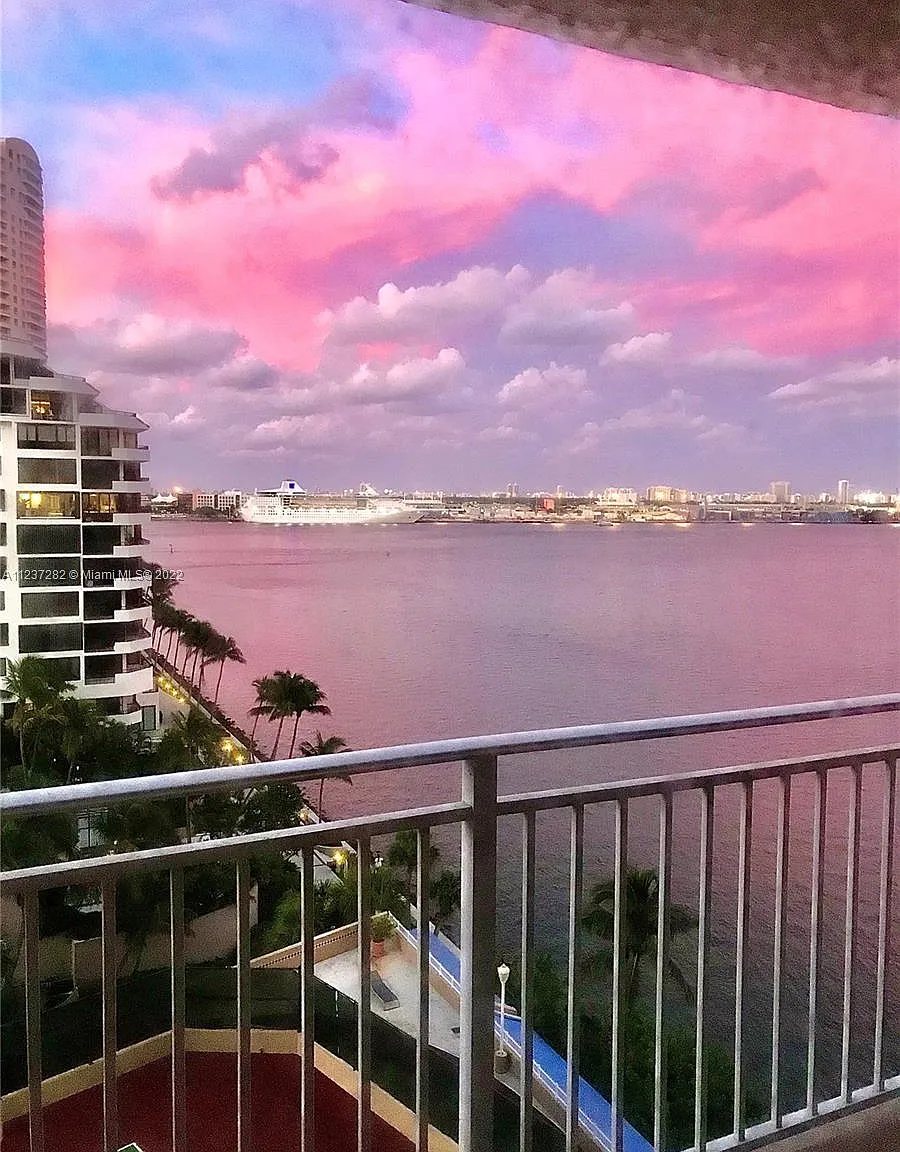 2 bed, 2.0 bath, 985 sqft, $3,600 — Photo 2