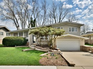 2407 E Sherwood Rd, Arlington Heights, IL 60004