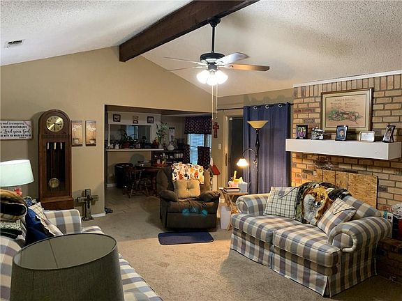 4th image of 510 Willow Cir W