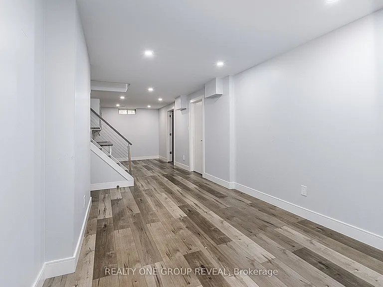 326 Prince Of Wales Dr — Photo 20