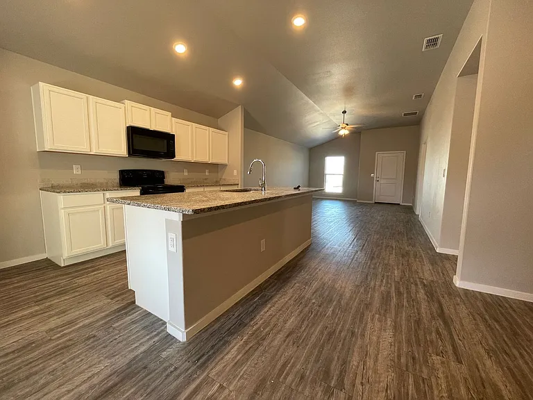 2140 N Texas Ave — Photo 5