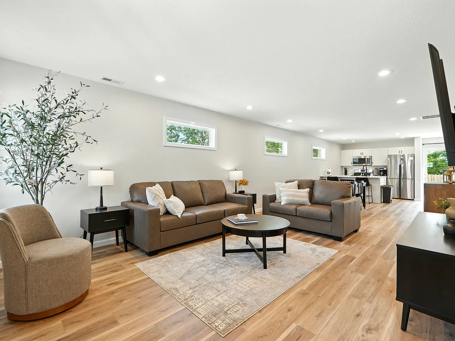 4 bed, 2.5 bath, 2158 sqft, $2,300 — Photo 4