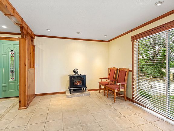 4th image of 553 Pezel Rd