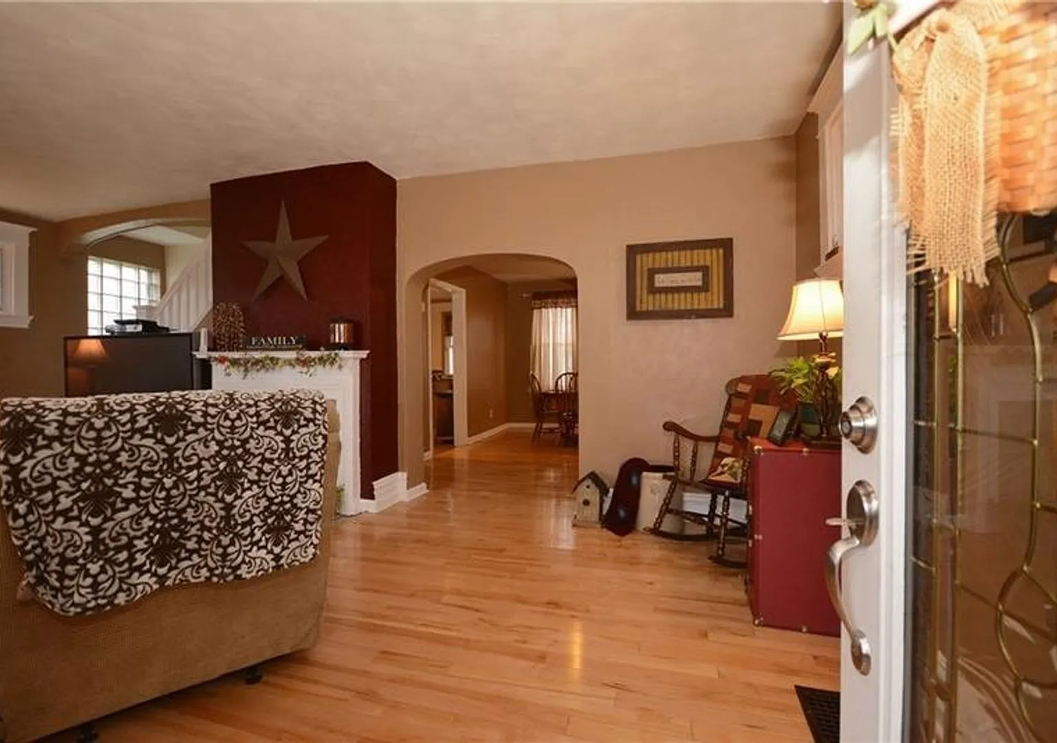 Gorgeous 4 Bedroom Home In The Heart Of Beechview! — Photo 4