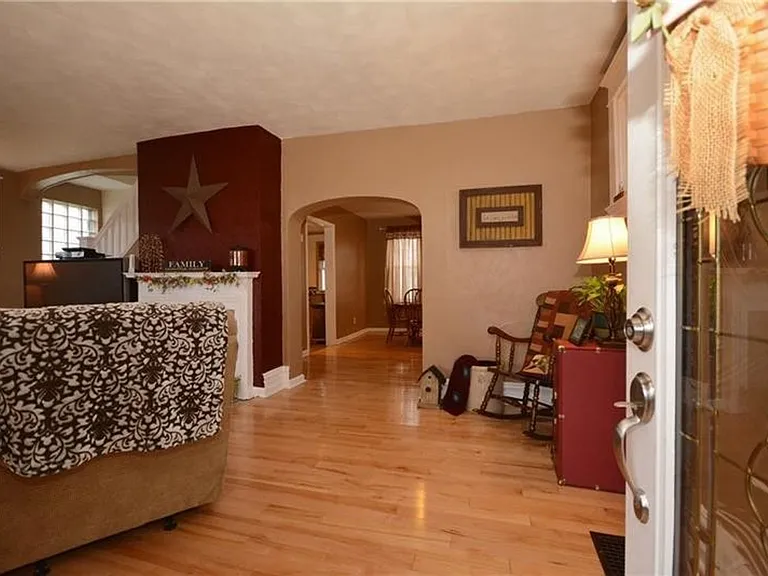 2112 Saranac Ave — Photo 4