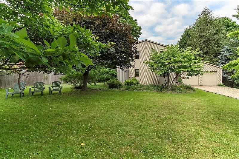 Contemporary Home on a Spacious Wooded Lot Minutes to Sewickley Village, Downtown PGH, & PGH Airport.