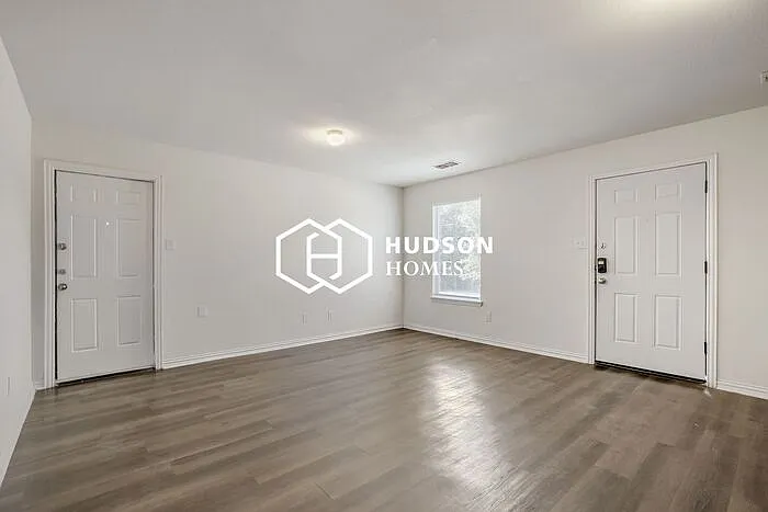 3 bed, 1.0 bath, 838 sqft, $1,025 — Photo 3