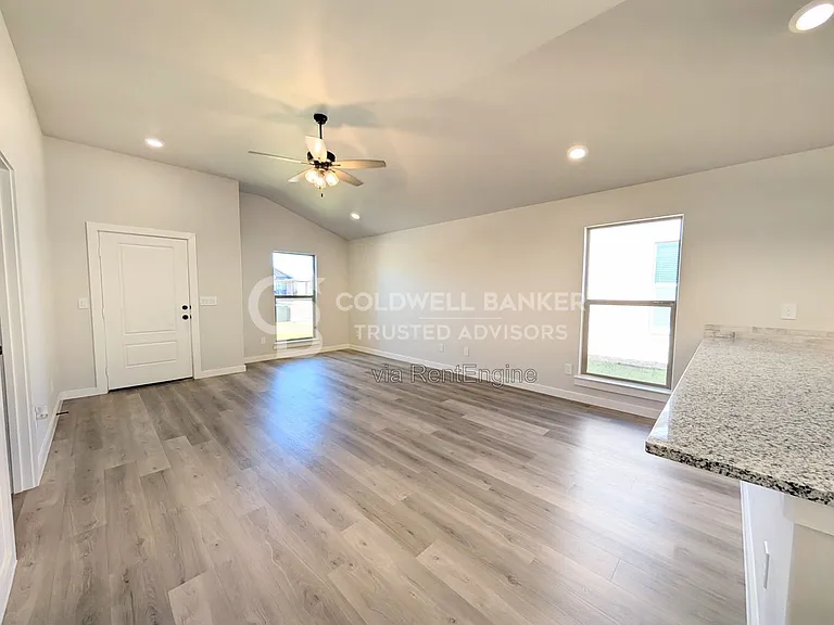 3220 Cottonwood Ave — Photo 4
