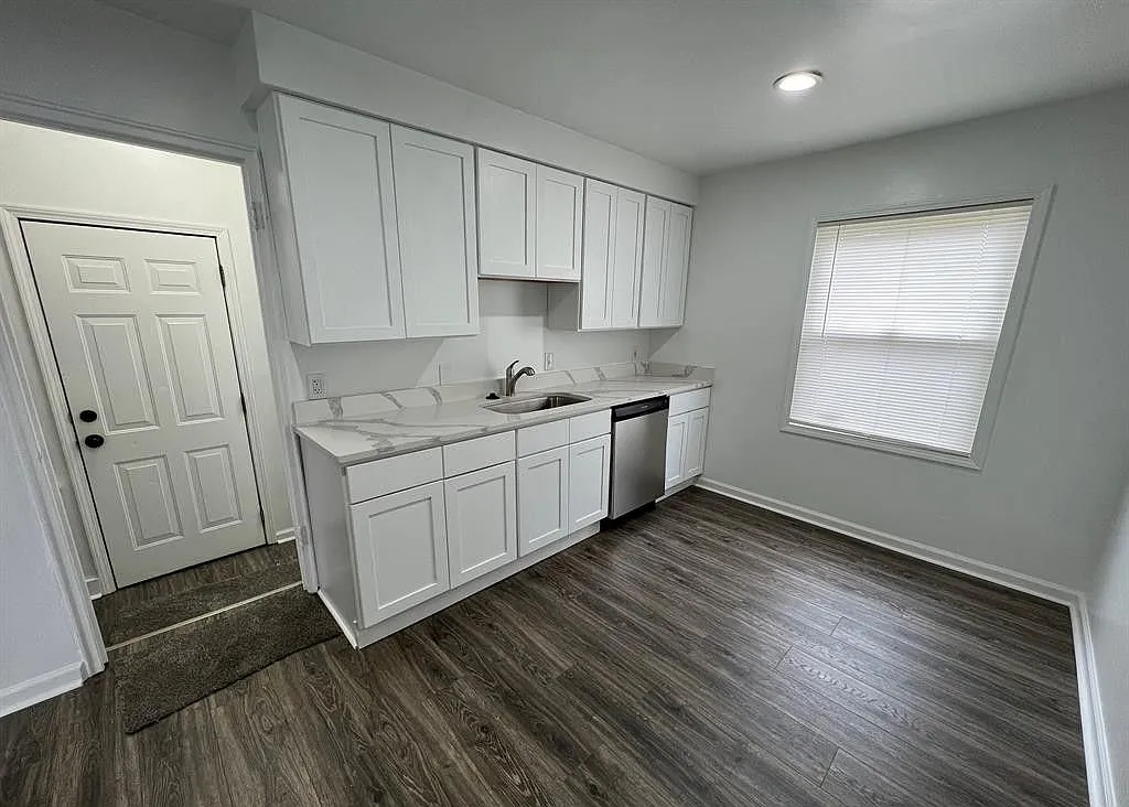 3 bed, 1.5 bath, 1232 sqft, $1,600 — Photo 4