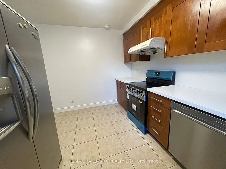 116 Cartier Cres #MAIN FLOOR — Photo 9