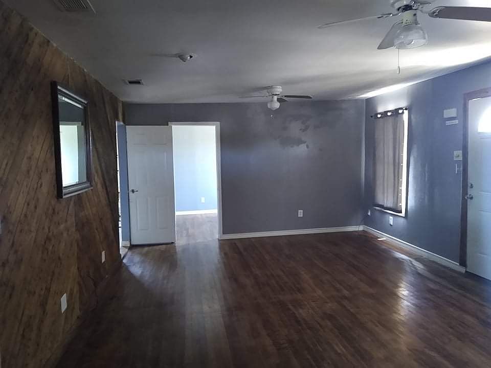 2nd image of 720 W Avenue B