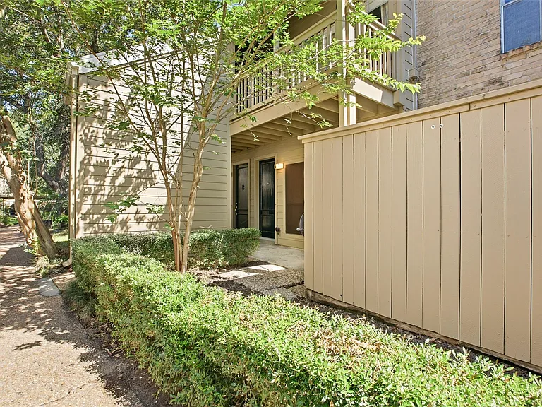 2100 Tanglewilde St #537 — Photo 4