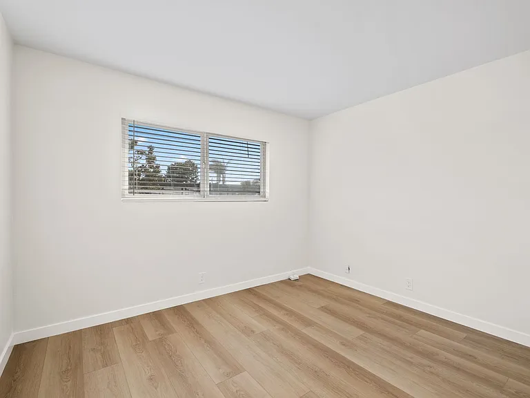 121 E Bay St — Photo 13