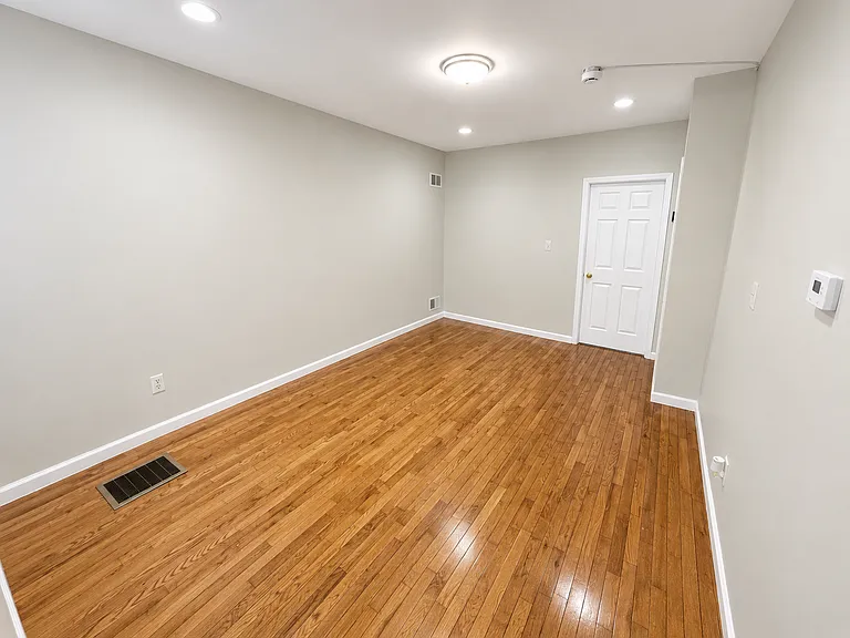 10-12 Nursery St #1R — Photo 7