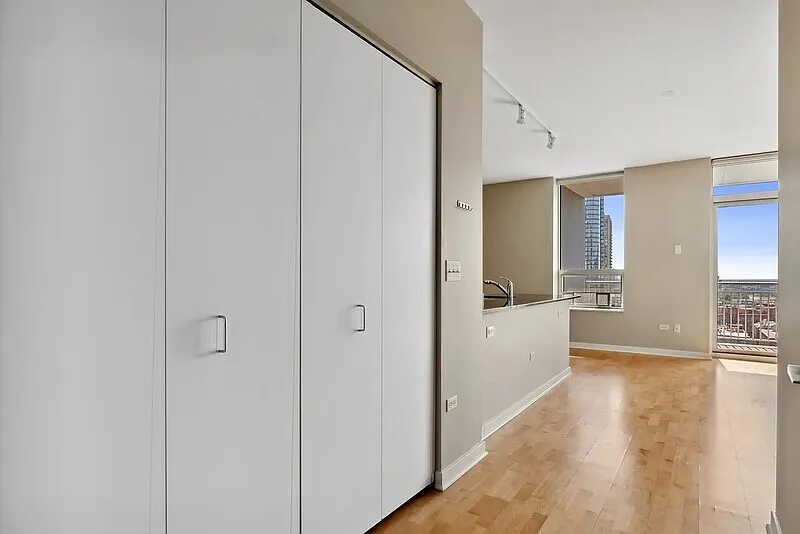 1 bed, 1.0 bath, 877 sqft, $1,990 — Photo 2
