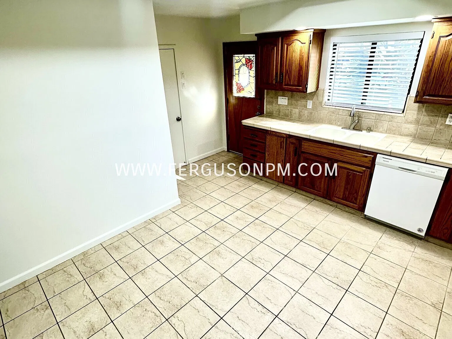 Charming 3 Bedroom Home in an Established Sacramento Neighborhood! — Photo 4