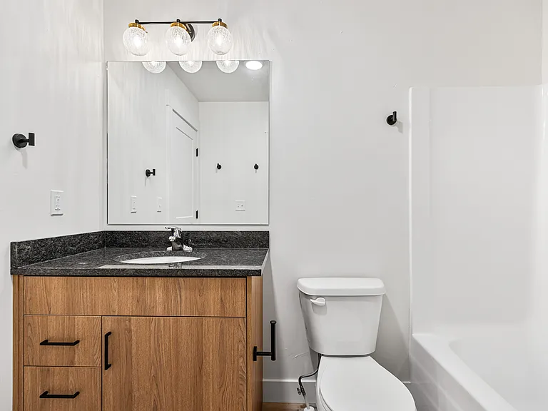 172 N 400 W #8 — Photo 3
