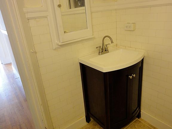 5th image of 1931 Oak St APT 2