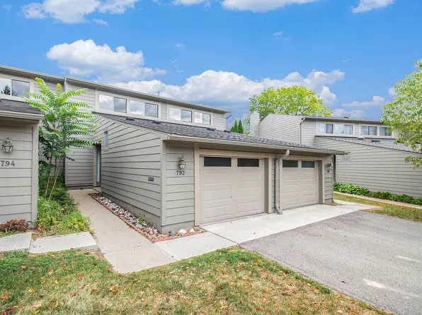 792 Peninsula Ct, Ann Arbor, MI 48105