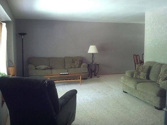 Living room w/bay win