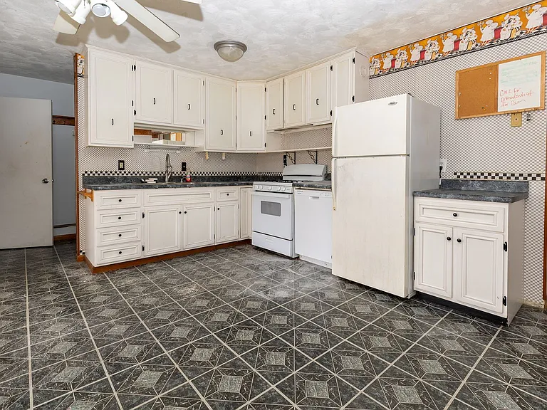 1410 Dillon Dr — Photo 3