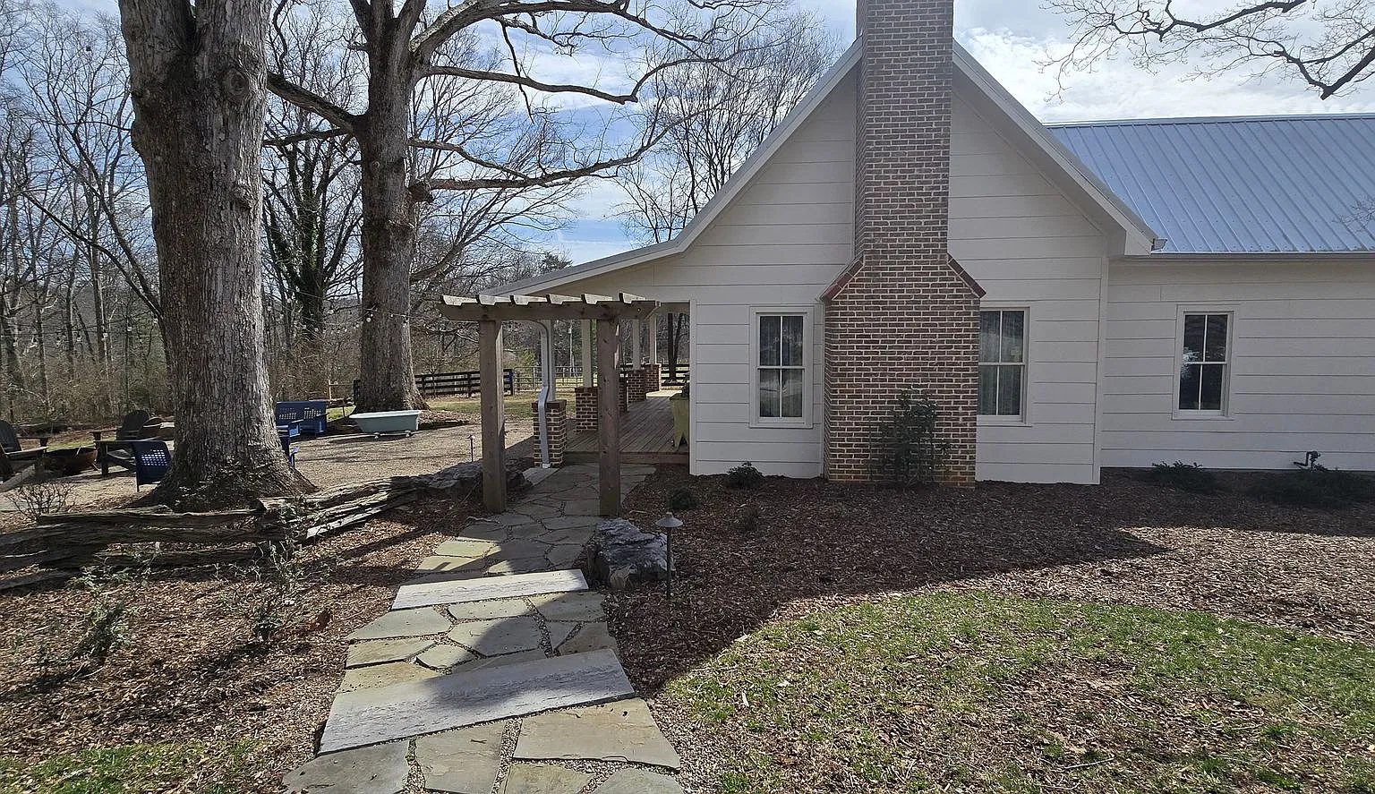 Charming Jasper Farmhouse — Photo 4