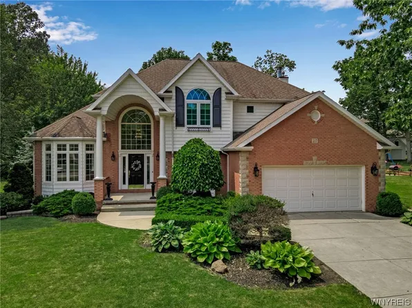 317 Deerwood Ln, Grand Island, NY 14072