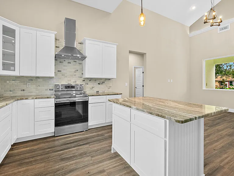 32 Wentworth Ln — Photo 2