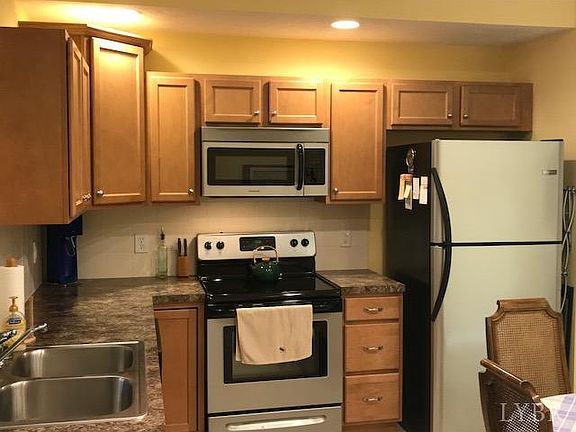4th image of 220 Capital St