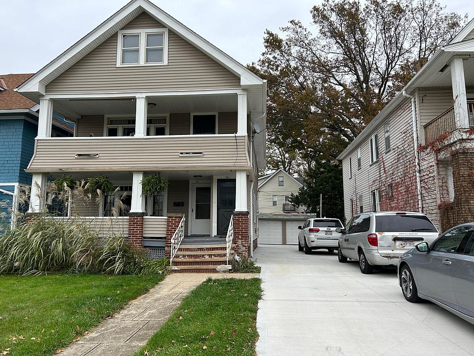 Front of house showing 2 lane driveway