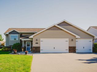 712 Evergreen Cir NW, Jamestown, ND 58401