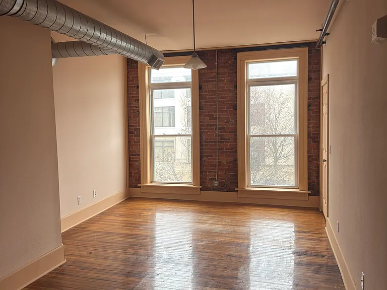 21 W Chicago St #A — Photo 4