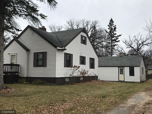 3rd image of 905 Lake St NE