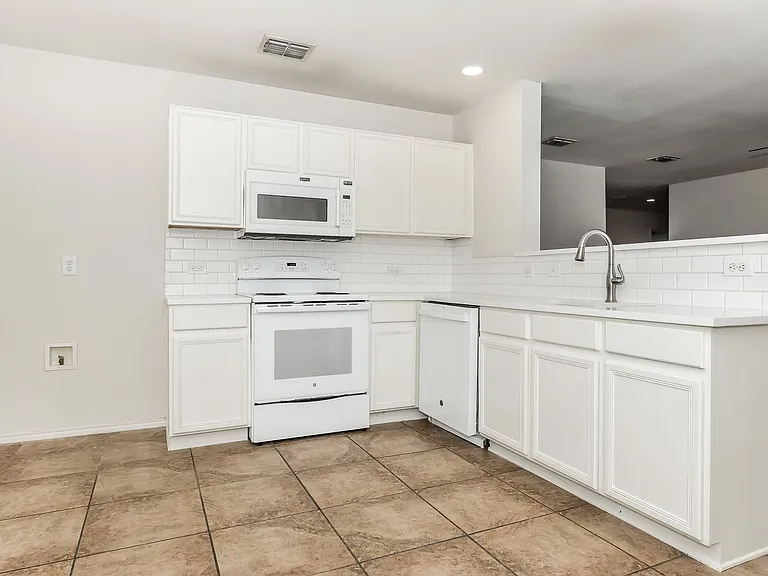 2704 Redwood St — Photo 6