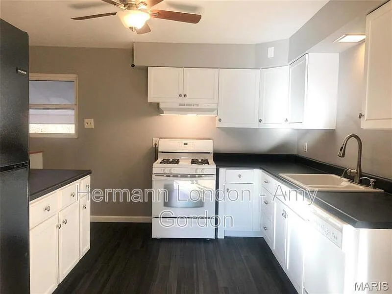 3 bed, 1.0 bath, 1208 sqft, $1,600 — Photo 2